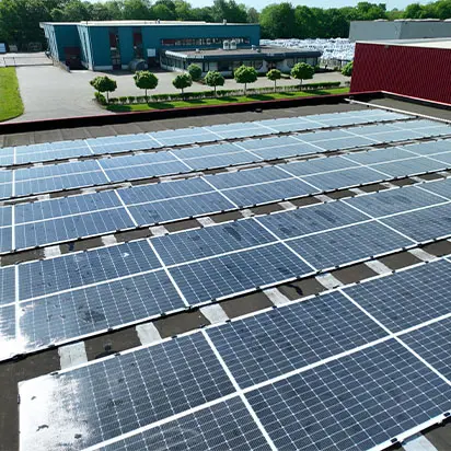 Q-Solar zonnepanelen op dak Looms Transport